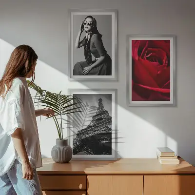 Conjunto de quadros para sala de estar com estampa de senhora parisiense usando óculos em formato de Torre Eiffel