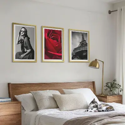 Conjunto de quadros para sala de estar com estampa de senhora parisiense usando óculos em formato de Torre Eiffel
