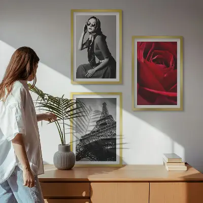 Conjunto de quadros para sala de estar com estampa de senhora parisiense usando óculos em formato de Torre Eiffel