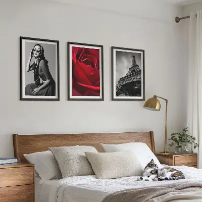 Conjunto de quadros para sala de estar com estampa de senhora parisiense usando óculos em formato de Torre Eiffel