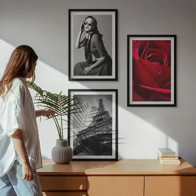 Conjunto de quadros para sala de estar com estampa de senhora parisiense usando óculos em formato de Torre Eiffel
