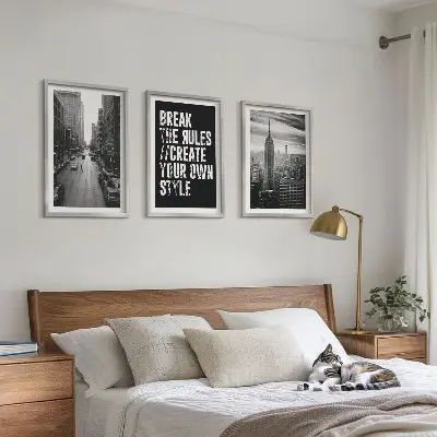 Conjunto de 3 quadros com moldura retratando ruas da cidade em preto e branco