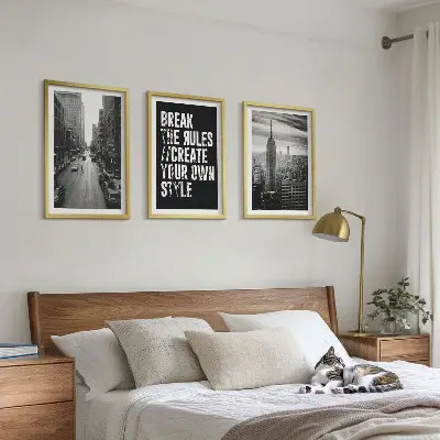 Conjunto de 3 quadros com moldura retratando ruas da cidade em preto e branco