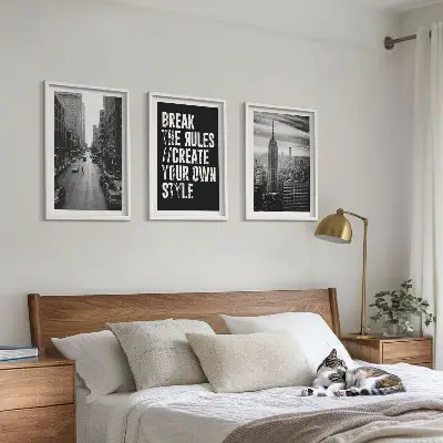 Conjunto de 3 quadros com moldura retratando ruas da cidade em preto e branco