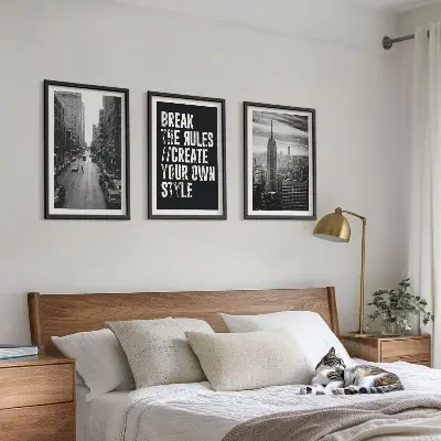 Conjunto de 3 quadros com moldura retratando ruas da cidade em preto e branco