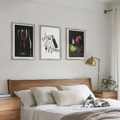 Conjunto de 3 quadros com moldura estampa de taças de vinho com uvas e inscrição