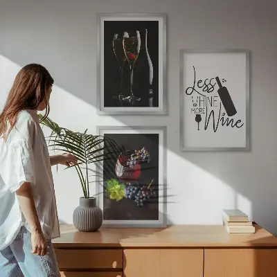 Conjunto de 3 quadros com moldura estampa de taças de vinho com uvas e inscrição