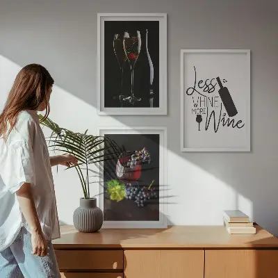 Conjunto de 3 quadros com moldura estampa de taças de vinho com uvas e inscrição