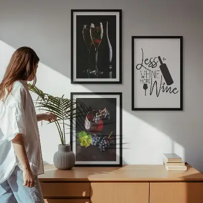 Conjunto de 3 quadros com moldura estampa de taças de vinho com uvas e inscrição