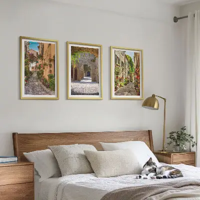 Composição de quadros moderna com estética de ruas italianas, flores e arquitetura