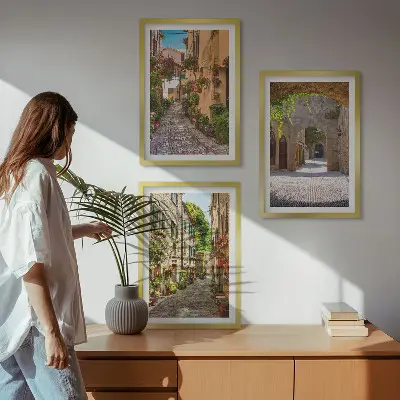 Composição de quadros moderna com estética de ruas italianas, flores e arquitetura