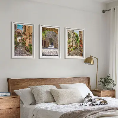 Composição de quadros moderna com estética de ruas italianas, flores e arquitetura