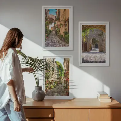 Composição de quadros moderna com estética de ruas italianas, flores e arquitetura