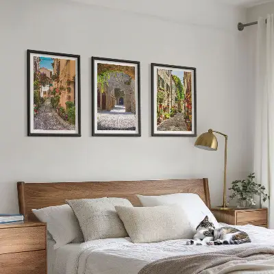 Composição de quadros moderna com estética de ruas italianas, flores e arquitetura
