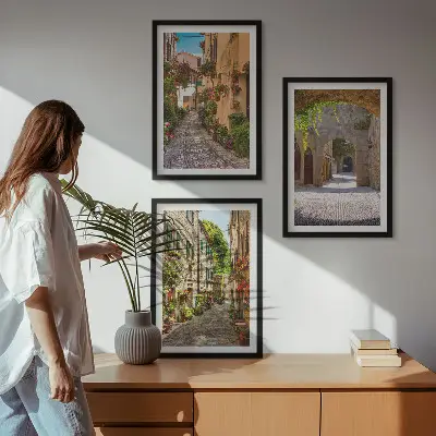 Composição de quadros moderna com estética de ruas italianas, flores e arquitetura