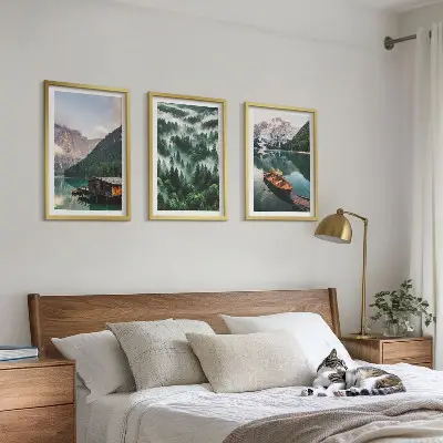 Conjunto de quadros para sala de estar barco em lago na floresta com montanha e neblina