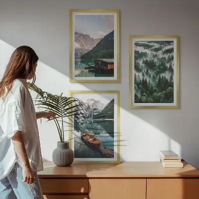 Conjunto de quadros para sala de estar barco em lago na floresta com montanha e neblina