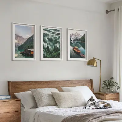 Conjunto de quadros para sala de estar barco em lago na floresta com montanha e neblina