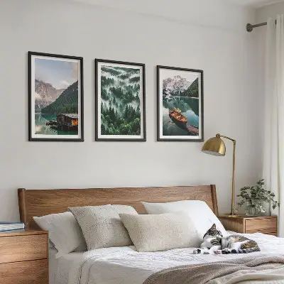 Conjunto de quadros para sala de estar barco em lago na floresta com montanha e neblina