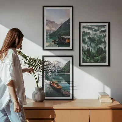 Conjunto de quadros para sala de estar barco em lago na floresta com montanha e neblina
