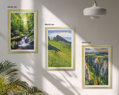 Conjunto de 3 quadros com moldura Floresta de cachoeiras nas montanhas verdes