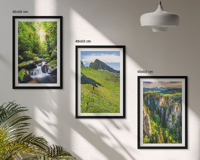 Conjunto de 3 quadros com moldura Floresta de cachoeiras nas montanhas verdes