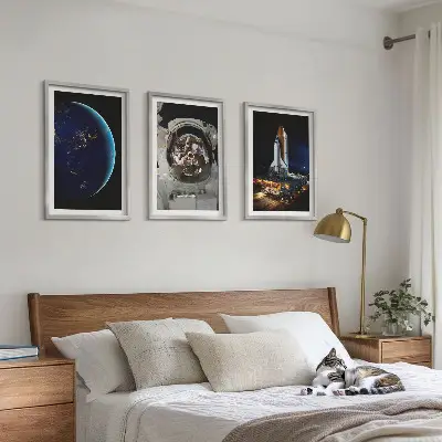 Conjunto de 3 quadros com moldura com tema de espaço terra astronauta e foguete