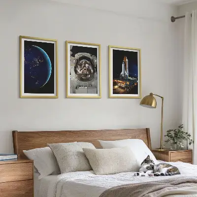 Conjunto de 3 quadros com moldura com tema de espaço terra astronauta e foguete