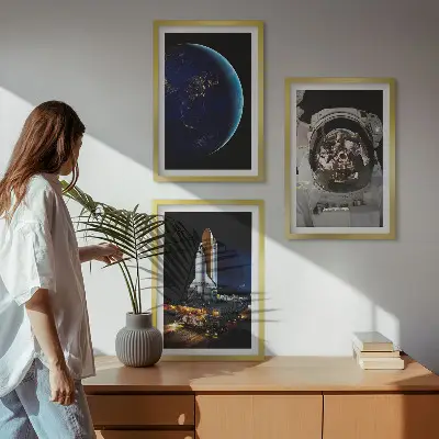 Conjunto de 3 quadros com moldura com tema de espaço terra astronauta e foguete