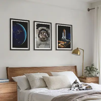 Conjunto de 3 quadros com moldura com tema de espaço terra astronauta e foguete