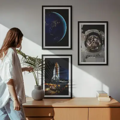 Conjunto de 3 quadros com moldura com tema de espaço terra astronauta e foguete