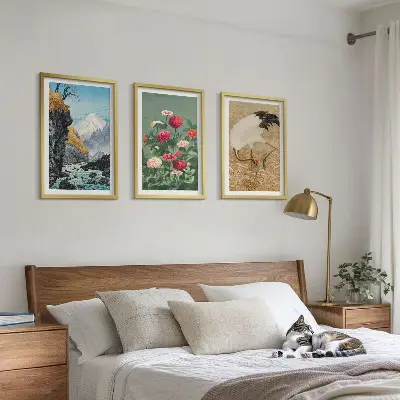 Conjunto de 3 quadros com moldura de paisagem montanhosa com rio flores e garças