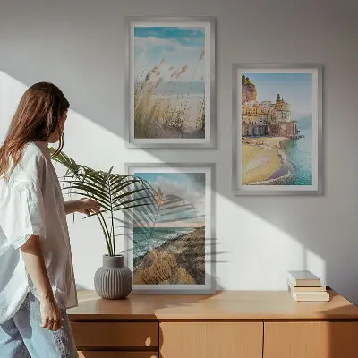 Conjunto de 3 quadros com moldura de paisagens de praia com falésias e cidade