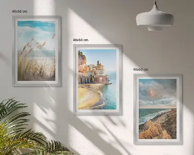 Conjunto de 3 quadros com moldura de paisagens de praia com falésias e cidade