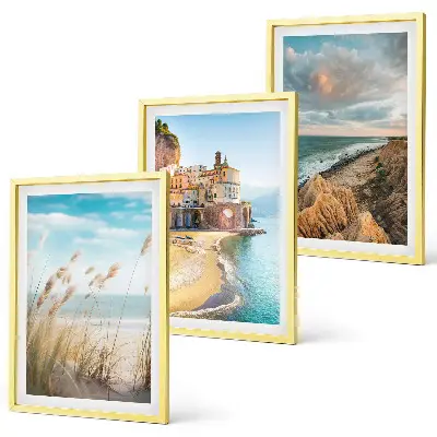 Conjunto de 3 quadros com moldura de paisagens de praia com falésias e cidade