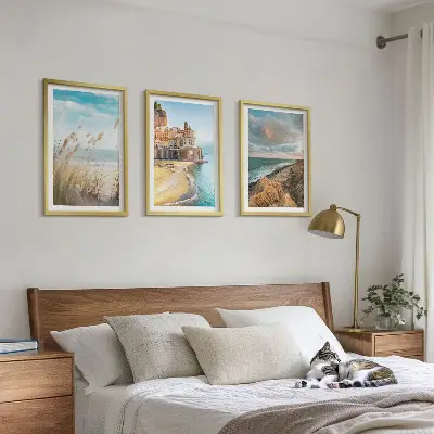 Conjunto de 3 quadros com moldura de paisagens de praia com falésias e cidade