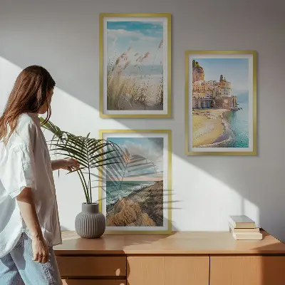 Conjunto de 3 quadros com moldura de paisagens de praia com falésias e cidade