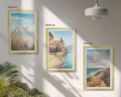 Conjunto de 3 quadros com moldura de paisagens de praia com falésias e cidade