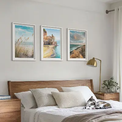 Conjunto de 3 quadros com moldura de paisagens de praia com falésias e cidade