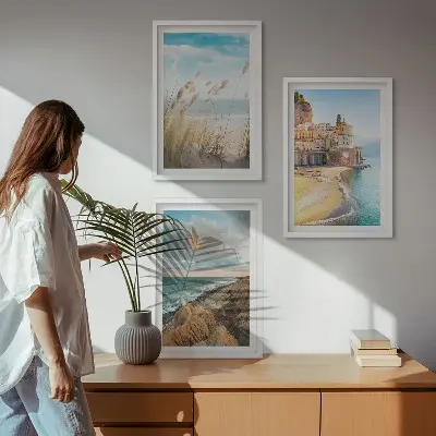 Conjunto de 3 quadros com moldura de paisagens de praia com falésias e cidade