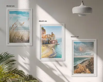 Conjunto de 3 quadros com moldura de paisagens de praia com falésias e cidade