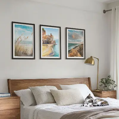 Conjunto de 3 quadros com moldura de paisagens de praia com falésias e cidade
