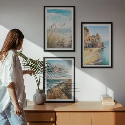 Conjunto de 3 quadros com moldura de paisagens de praia com falésias e cidade