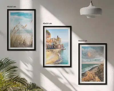 Conjunto de 3 quadros com moldura de paisagens de praia com falésias e cidade