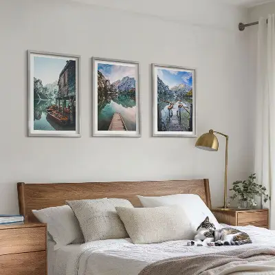 Conjunto de quadros decorativos modernos paisagem de barcos de madeira no lago com montanhas