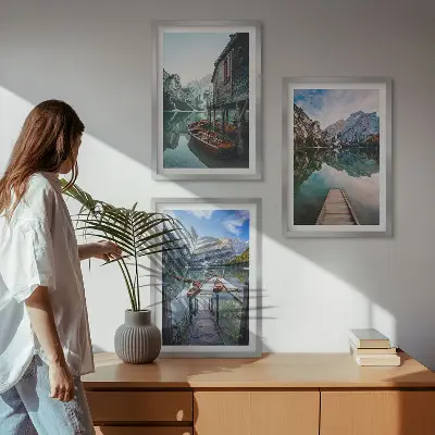 Conjunto de quadros decorativos modernos paisagem de barcos de madeira no lago com montanhas