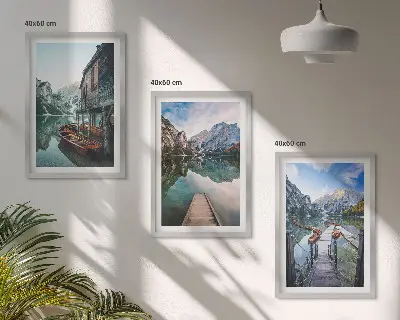 Conjunto de quadros decorativos modernos paisagem de barcos de madeira no lago com montanhas