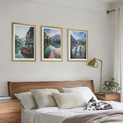 Conjunto de quadros decorativos modernos paisagem de barcos de madeira no lago com montanhas