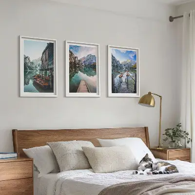 Conjunto de quadros decorativos modernos paisagem de barcos de madeira no lago com montanhas