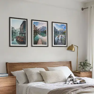 Conjunto de quadros decorativos modernos paisagem de barcos de madeira no lago com montanhas